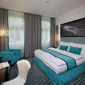 **** Otel Red & Blue Design Çek Cumhuriyeti